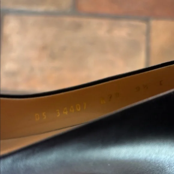 Vintage Salvatore Ferragamo Vara Black Heels with Gold Bow Grosgrain Ribbon EPOC - Picture 6 of 7